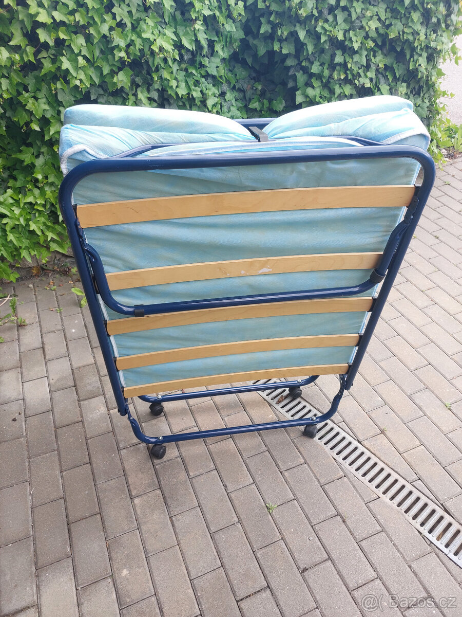 Skládací postel (přistýlka) na kolečkách + matrace
