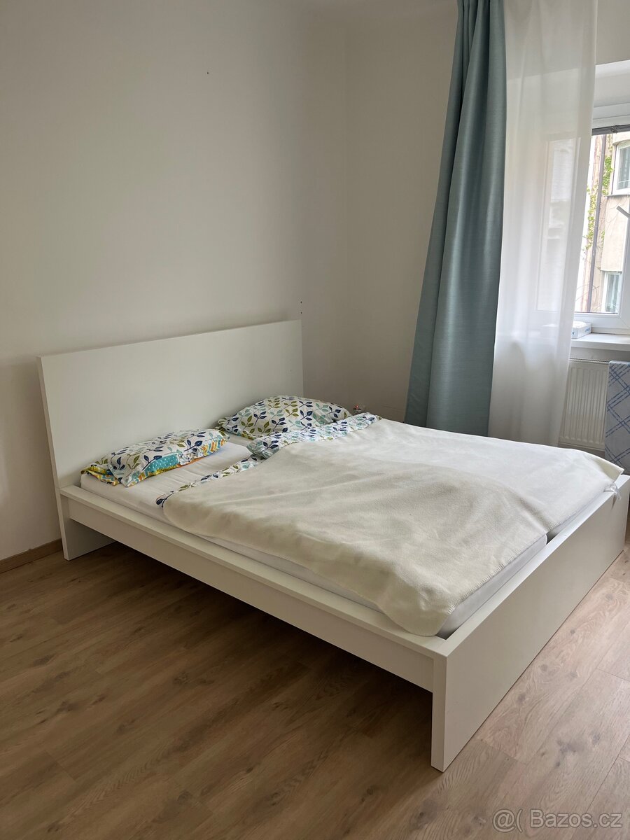 IKEA Malm postel 160x200 cm včetně roštu a matrací