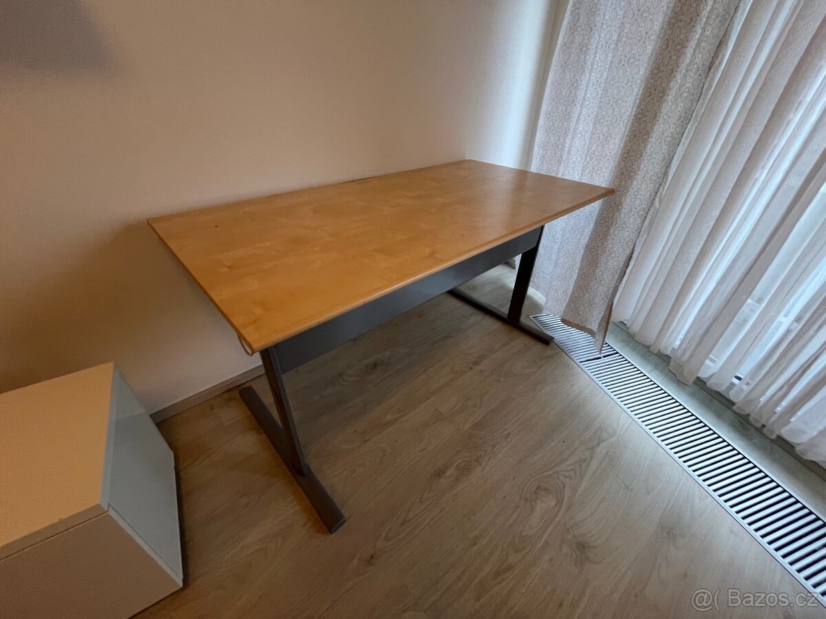 Stůl 140x70 cm s elektrickou zásuvkou