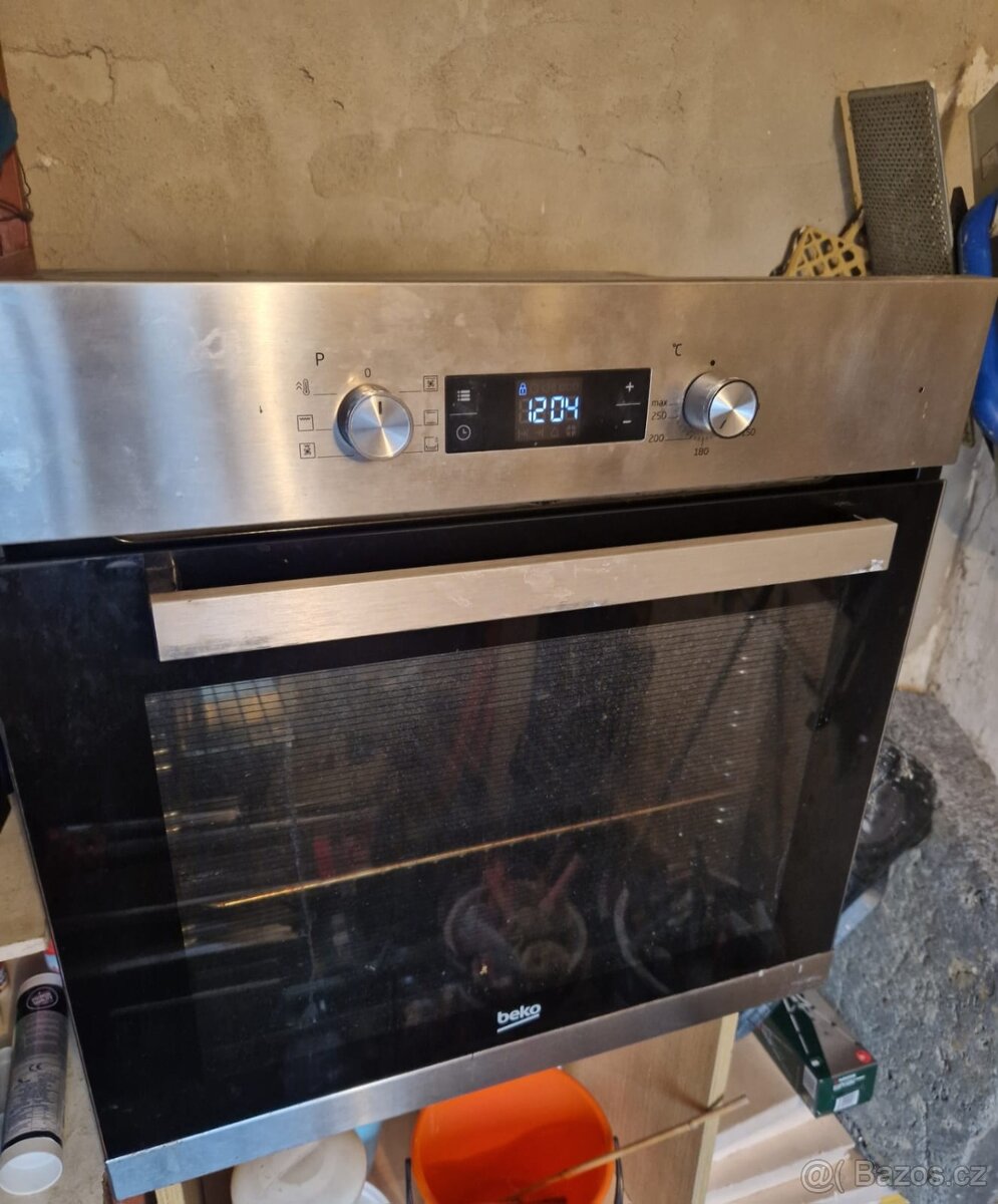 Vestavná trouba Beko