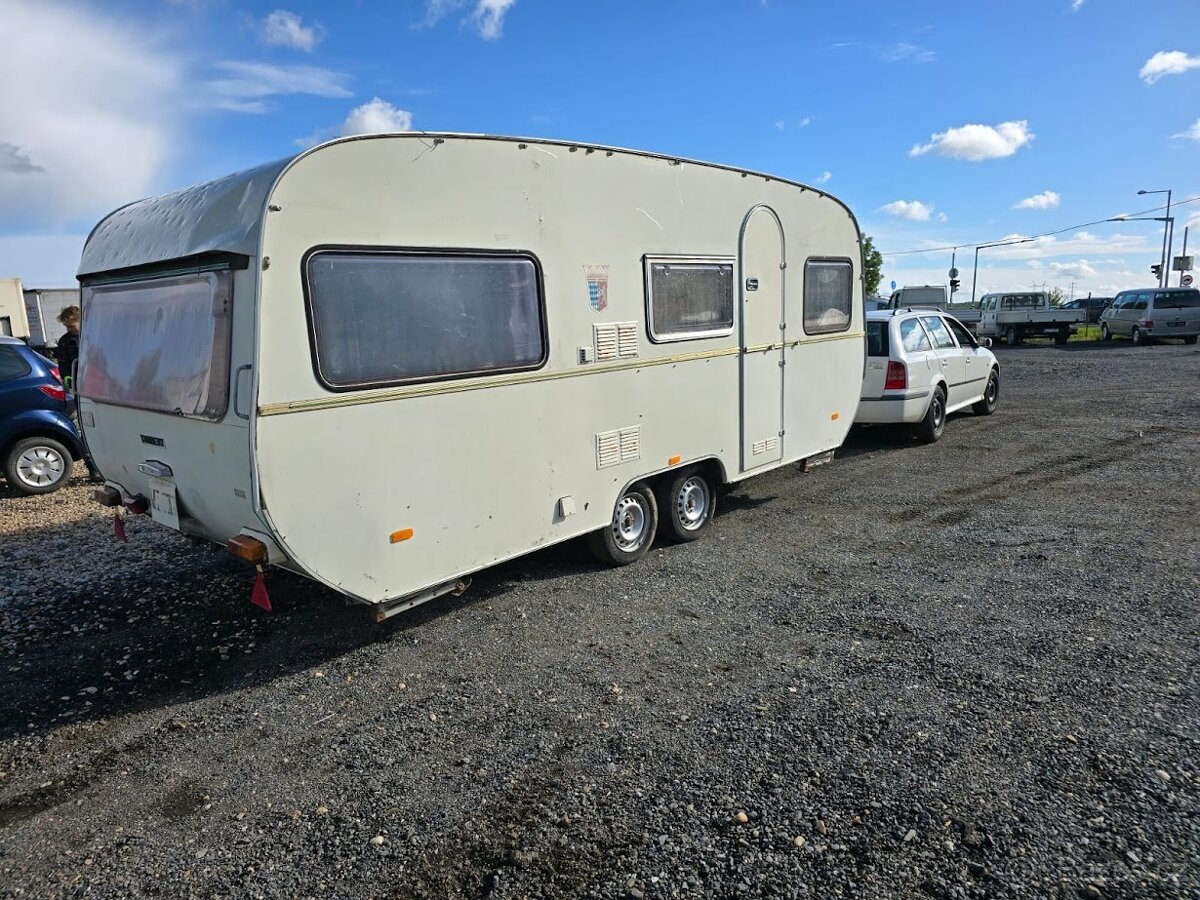 DVOUOSÝ OBYTNÝ KARAVAN NA STÁNÍ