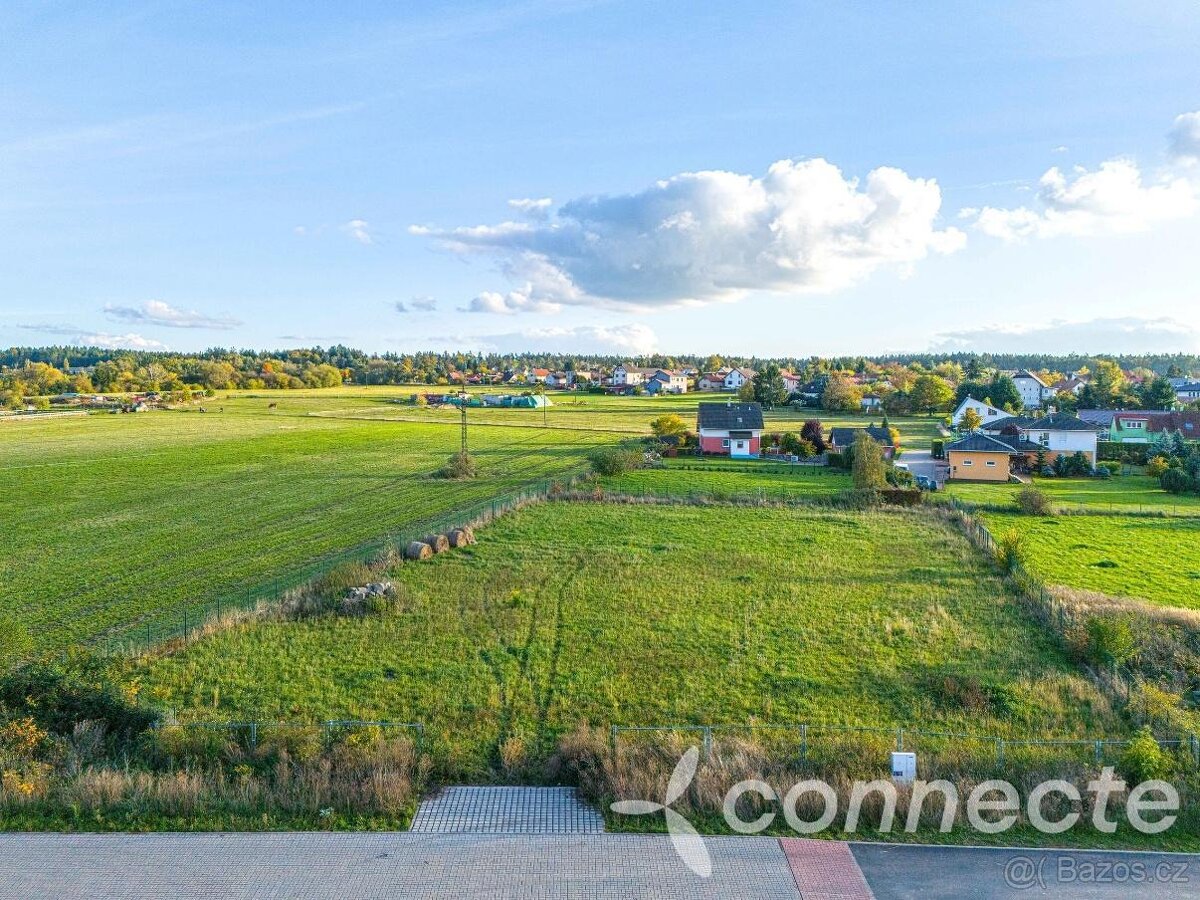 Prodej stavebního pozemku 977 m2 ve Svojeticích