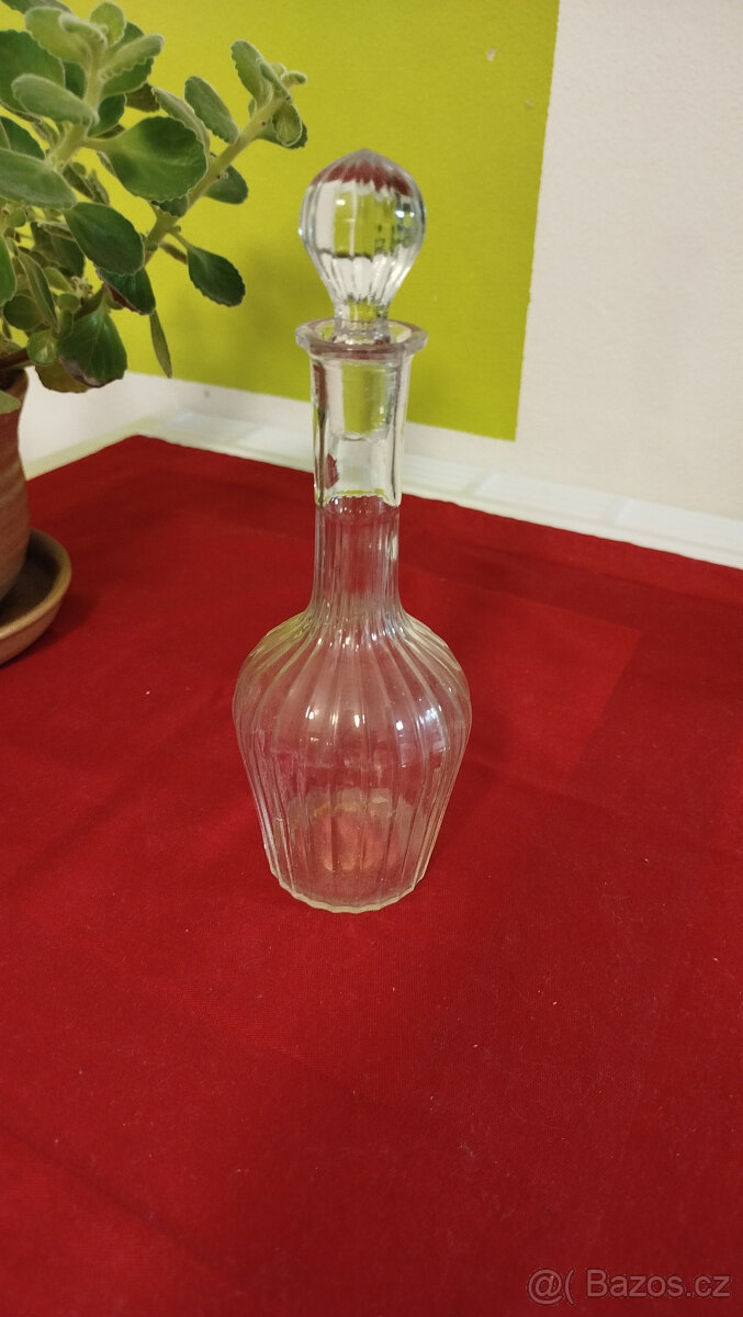 stará malá skleněná karafa