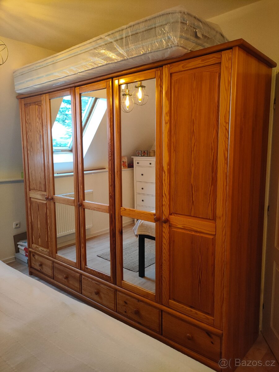 Šatní skříň z masivu