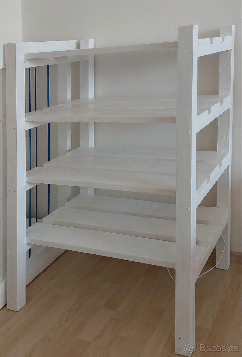 Botník (regál na věci,hračky) z masivu