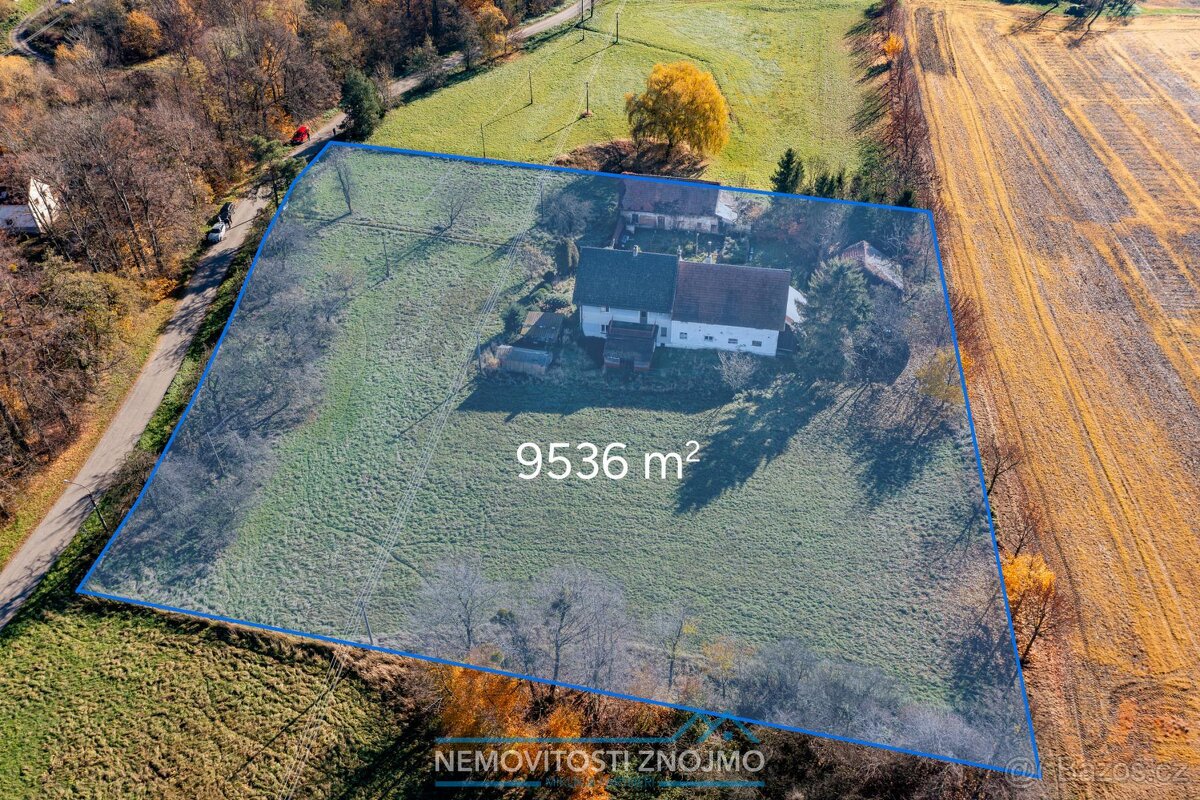 Rozlehlý stavební pozemek, 9536m2, pro rodinné i bytové domy