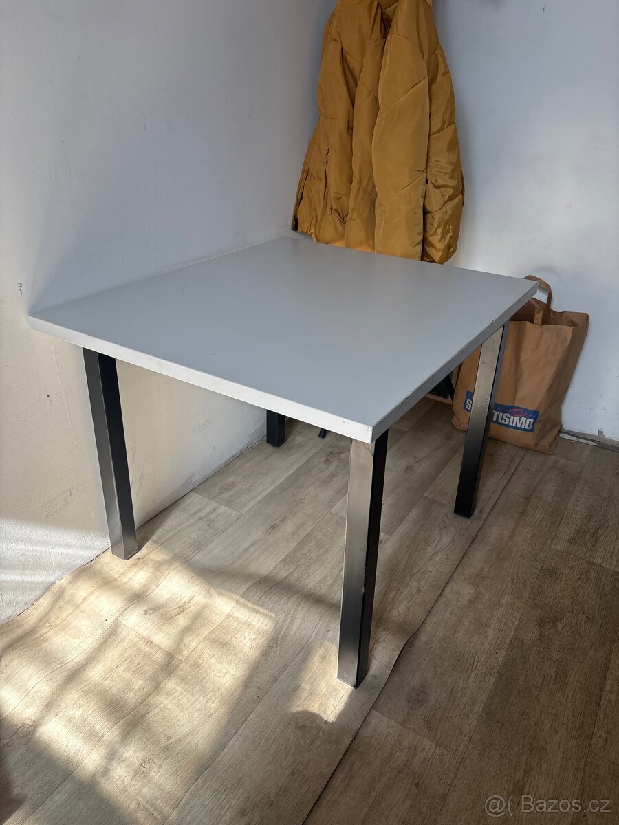 Maly kancelářský stůl (konferenční stolek)