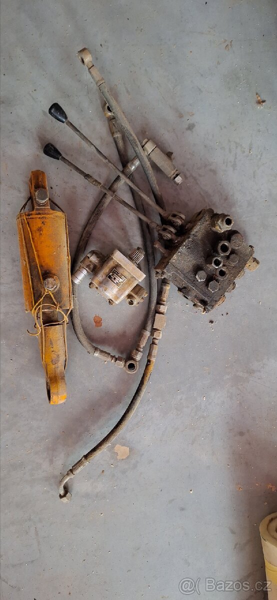 Hydraulická pístnice s čerpadlem a ovládáním