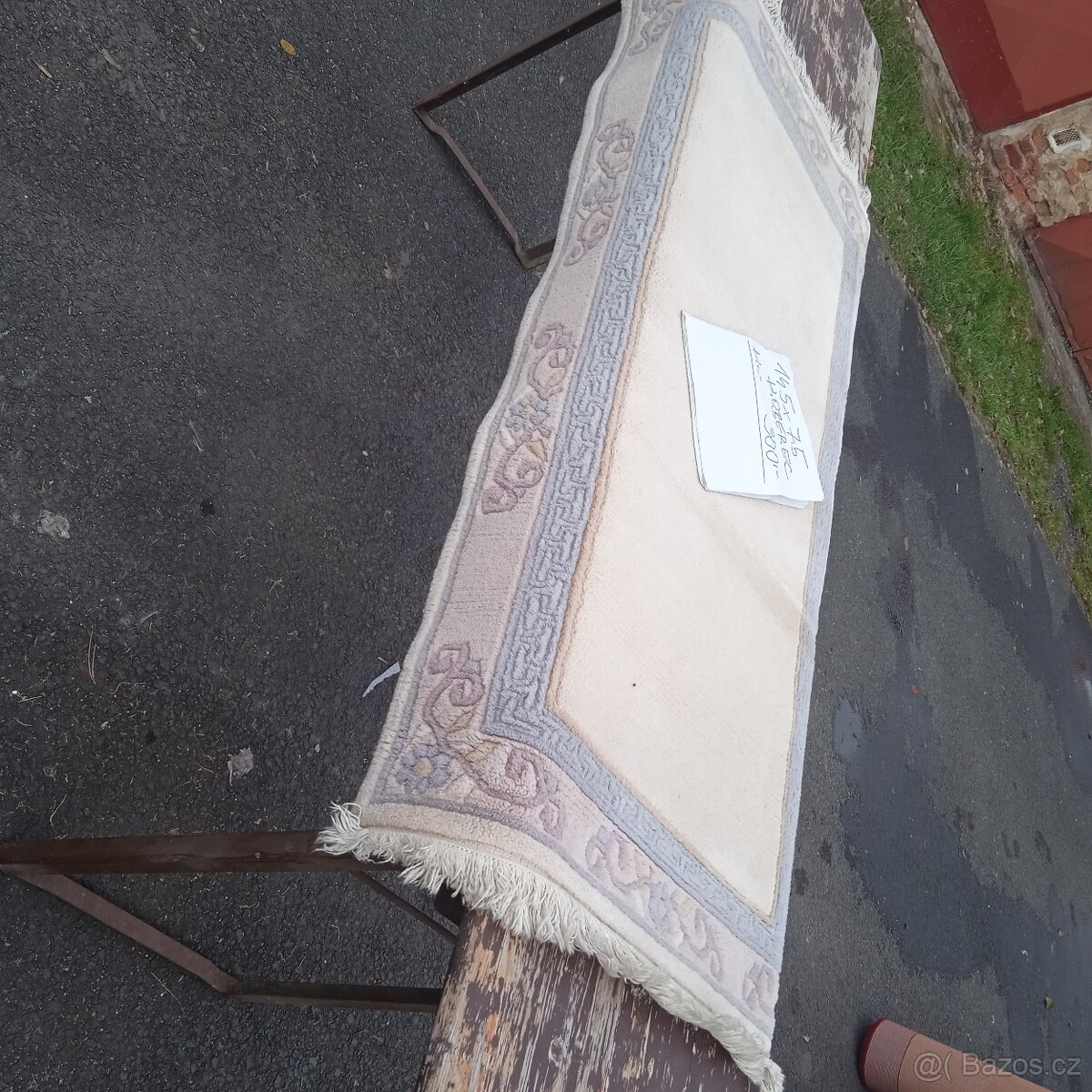 Koberec obdélníkového tvaru rozměr 145x75cm