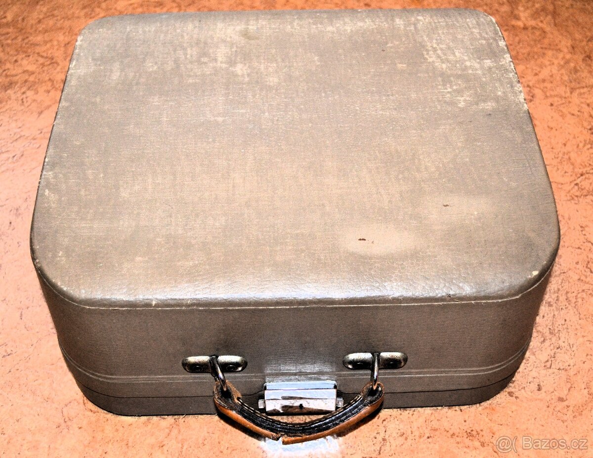 Kufříkový psací stroj