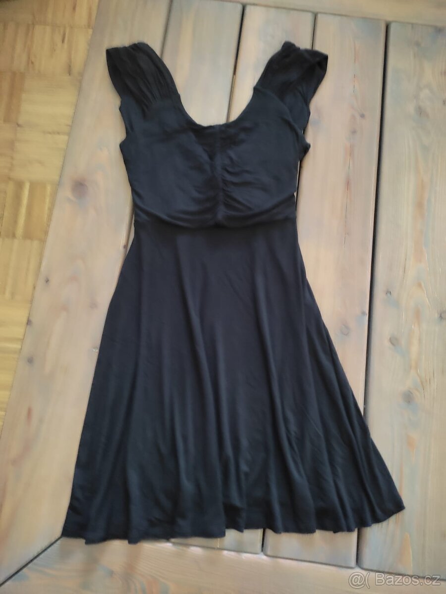 Černé polodlouhé šaty