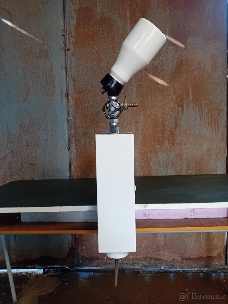 Přístroj na výrobu sektu-šampusu