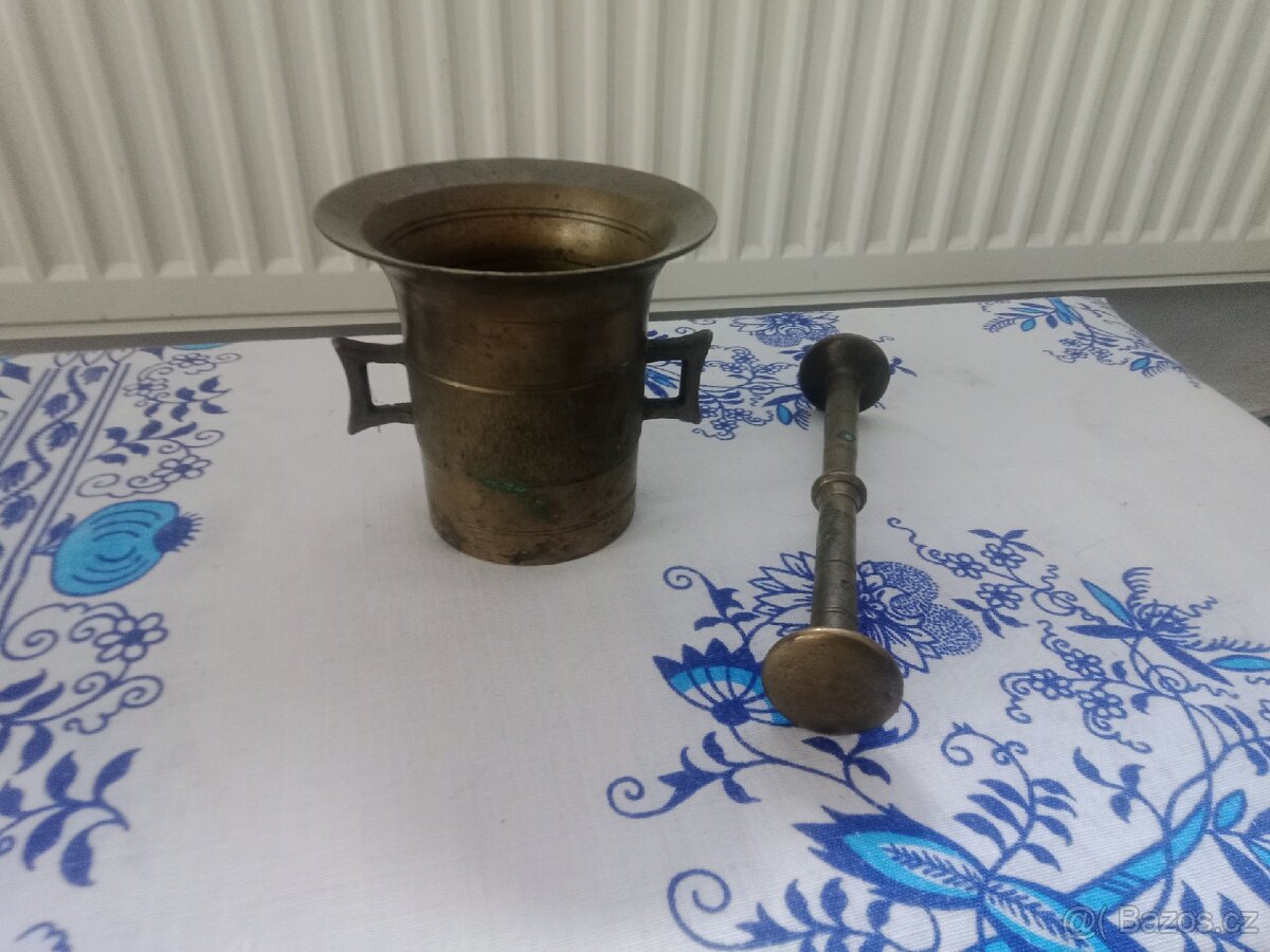 Hmoždíř s tloukem