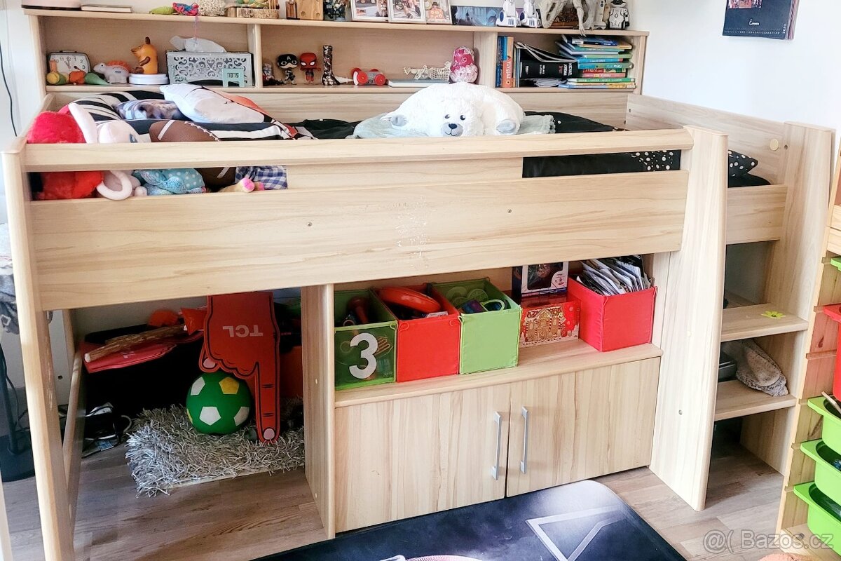 Dětská patrová postel s úložným prostorem a "domečkem"