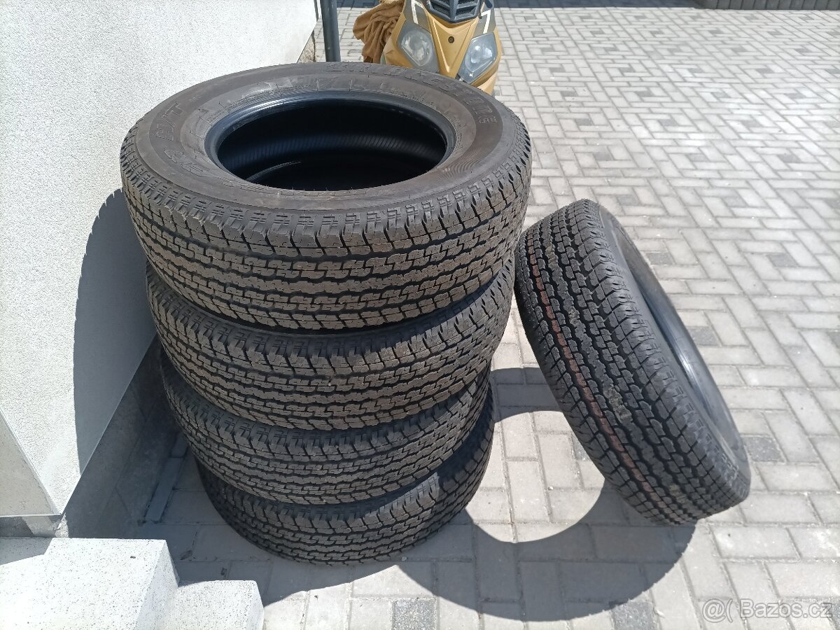 Prodám pneu 235/70r18