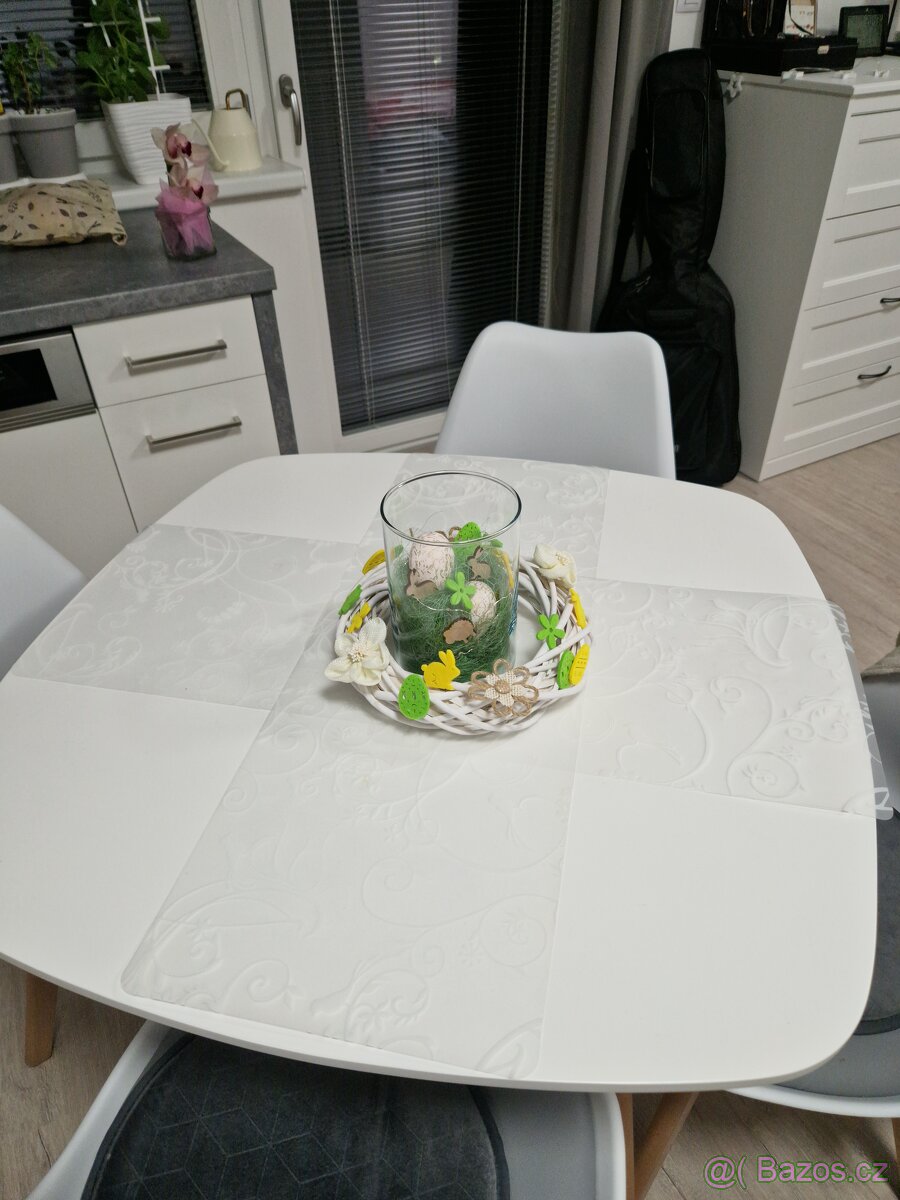 Jídelní stůl