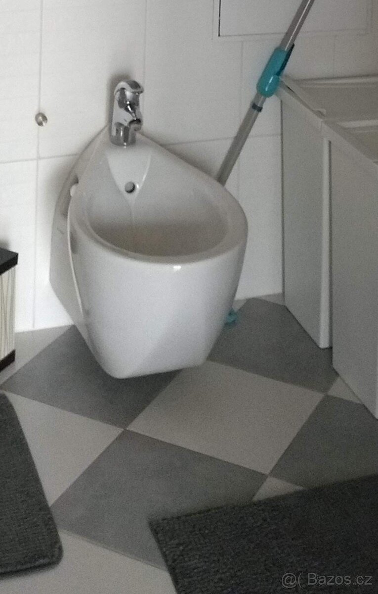 Závěsný bidet Duravit s baterií – málo používaný