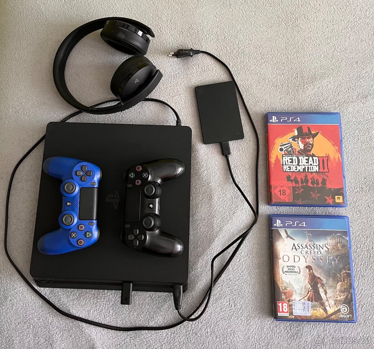 PlayStation 4 Slim 500gb + 2 ovladače + headset + externí di