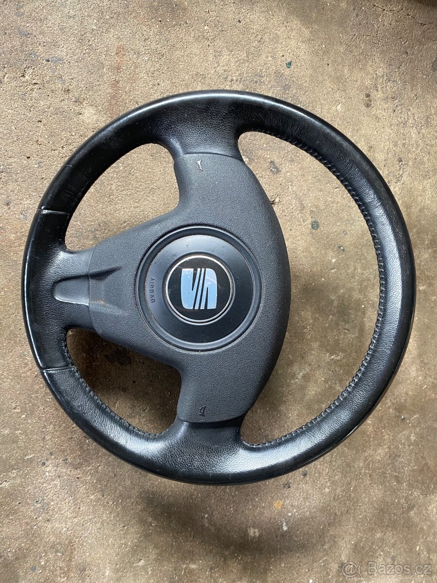 Tříramenný volant Seat