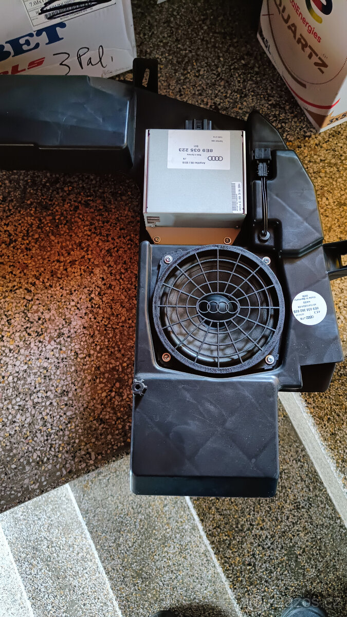 Subwoofer se zesilovacem Audi A4 B6 avant