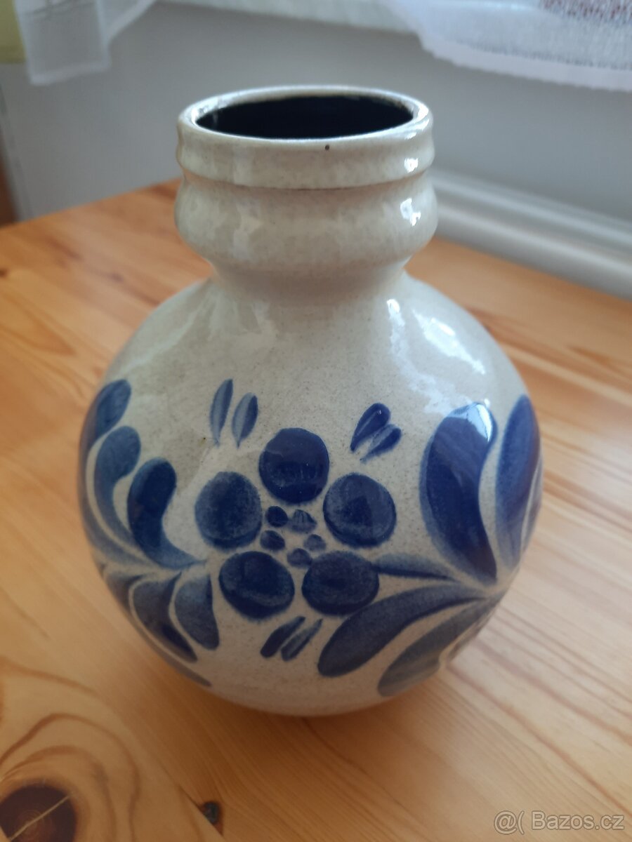 Ručně malovaný keramický džbánek s uchem. Výška 22 cm, 2 l