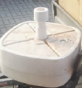 Plastový stojan na slunečník