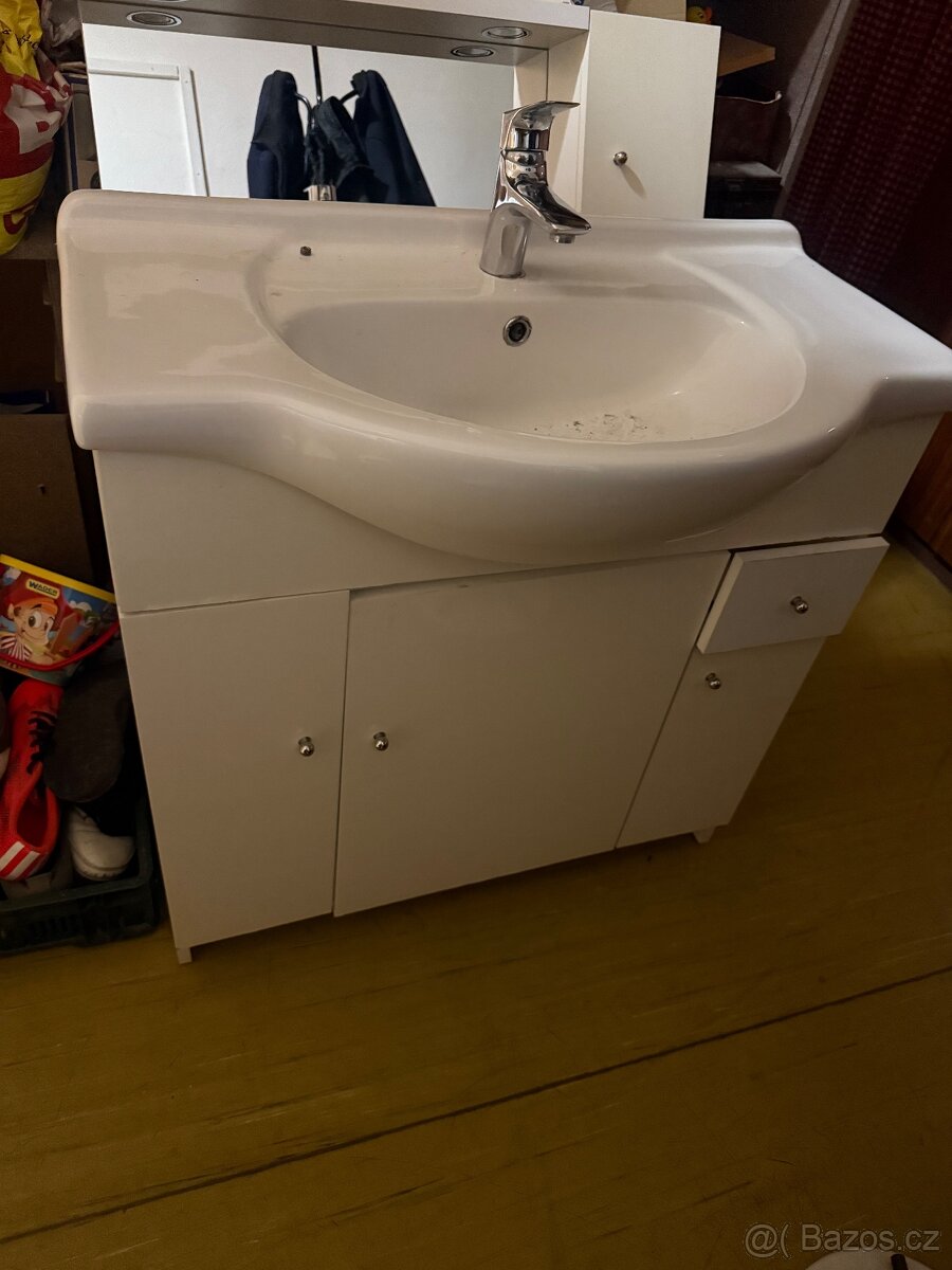 Koupelnový set umyvadlo zrcadlo