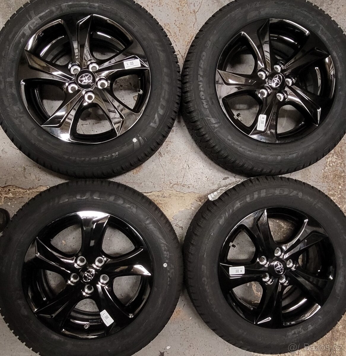 TOYOTA Yaris,15' alu disky, tpms, zimní pneu, nové ,černé