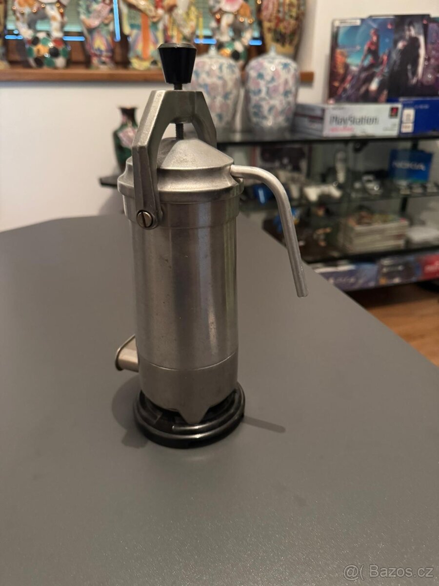 Starý elektrický kávovar