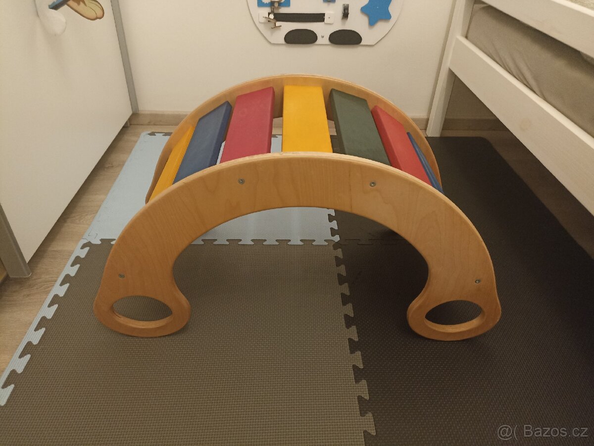 Utukutu dřevěná houpačka