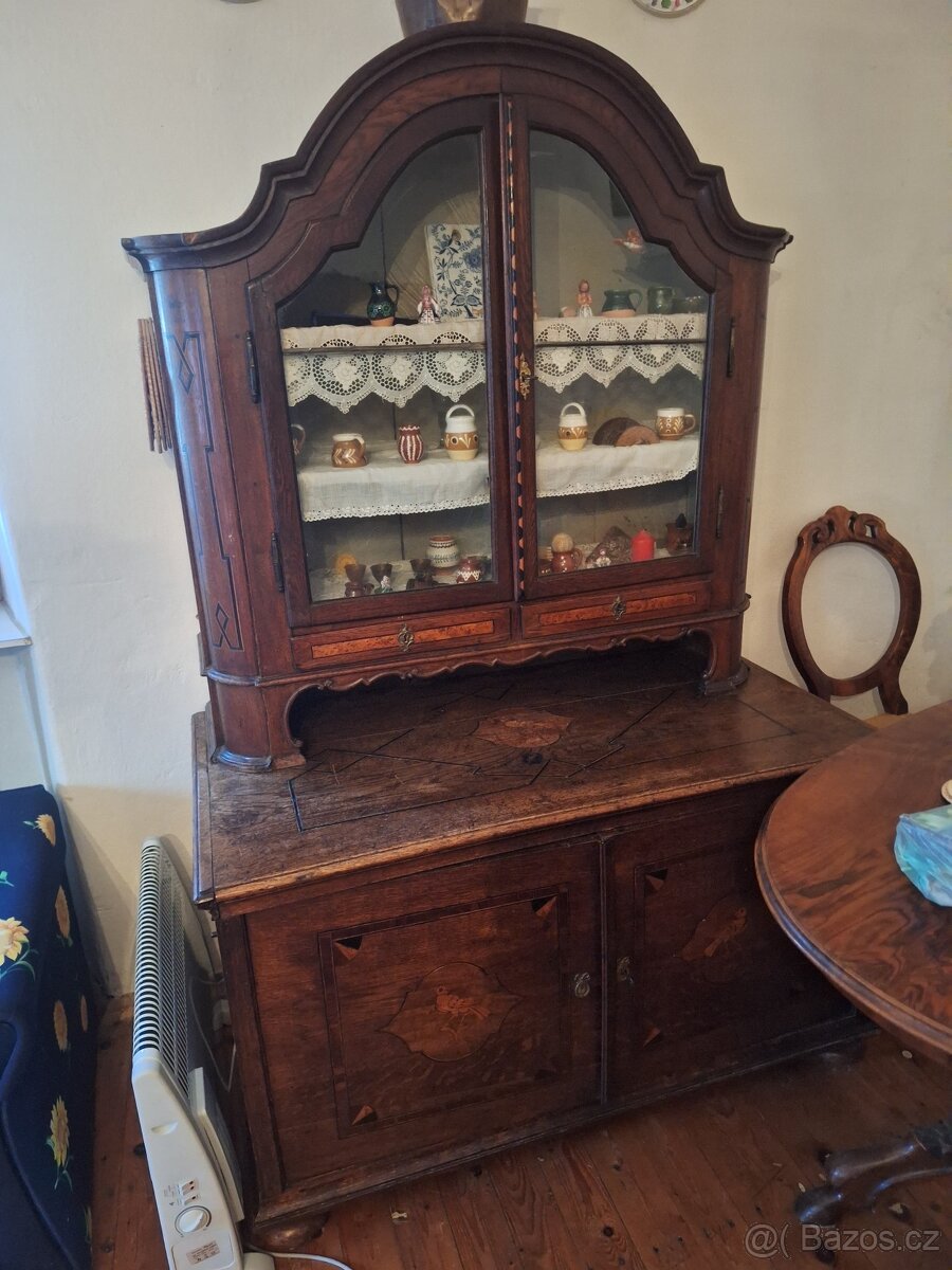 Starožitná vitrína