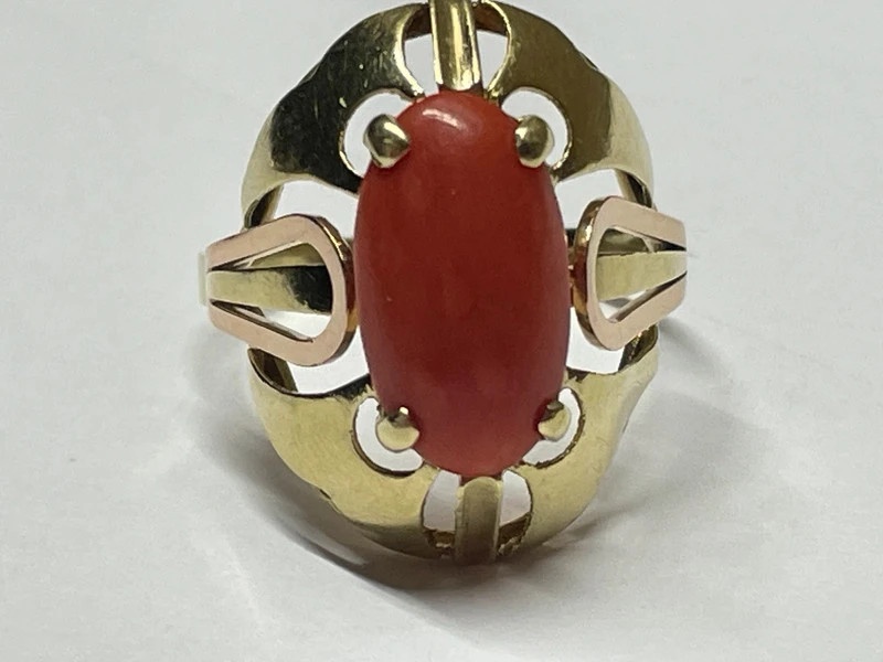 Zlatý prsten s korálem 585