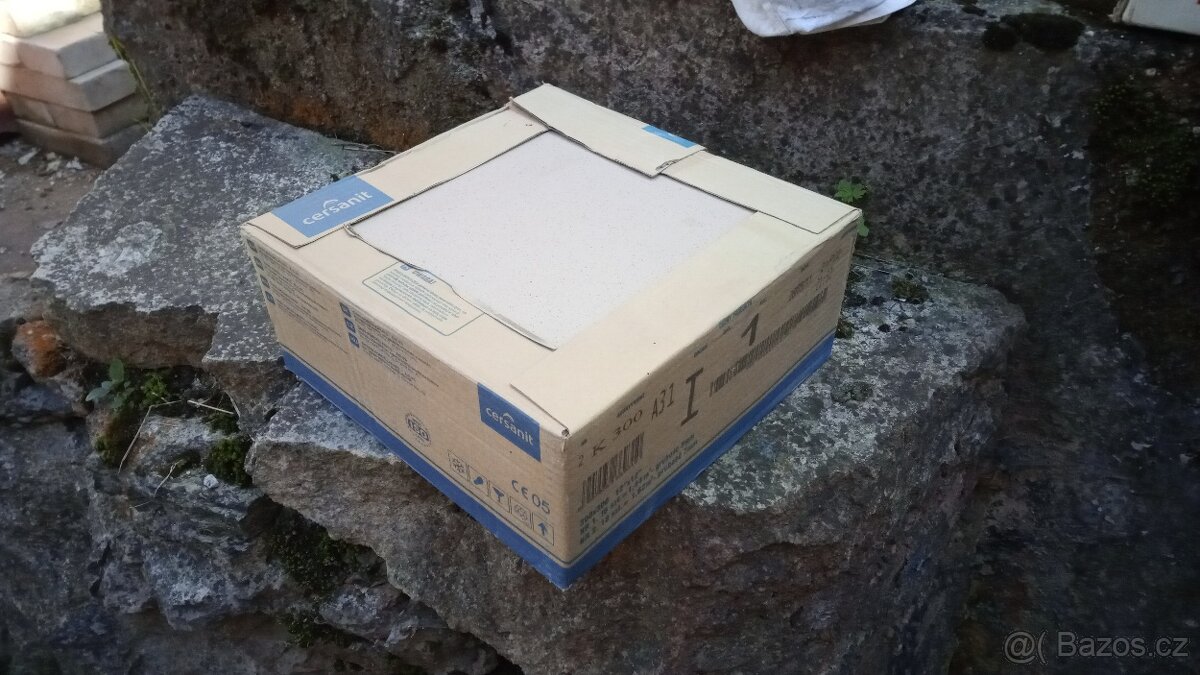 Dlažba 30cmx30cm béžová 16,2m2 + dlažba na sokl cca 100ks