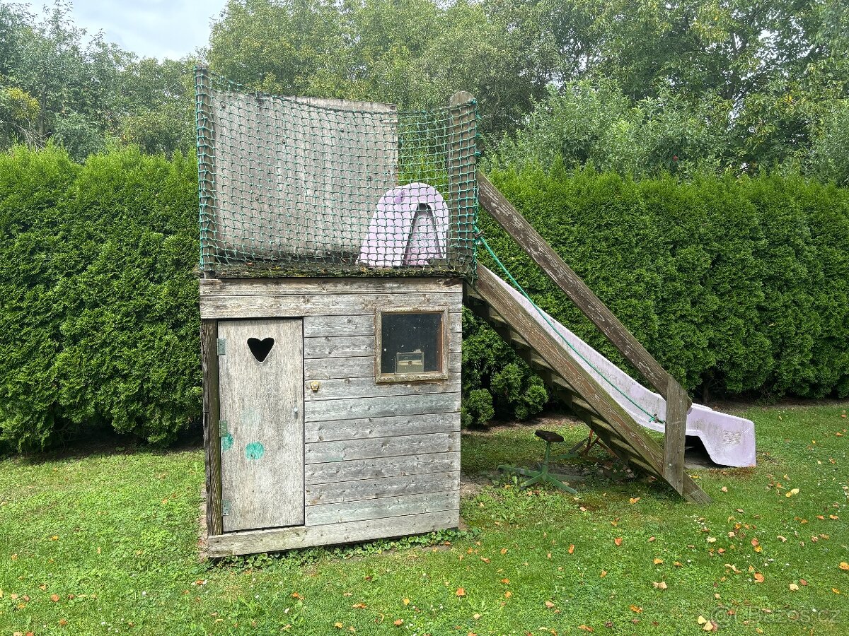 Dětský domeček, skluzavka a lezecká stěna