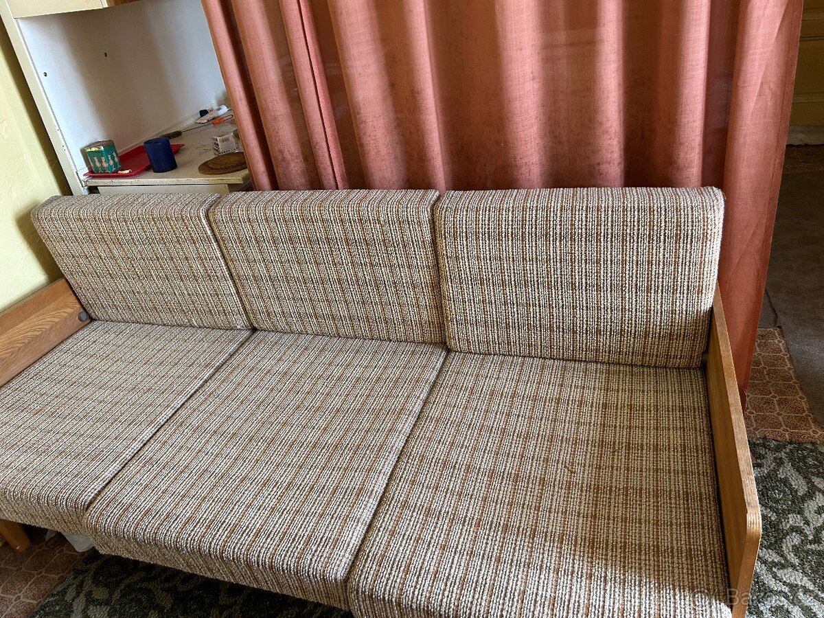 Křesla a gauč a čtyři židle se stolkem