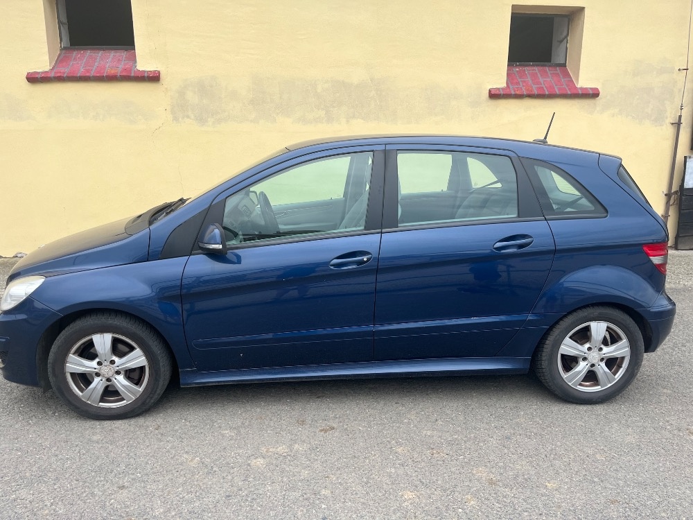 Mercedes-Benz B 180