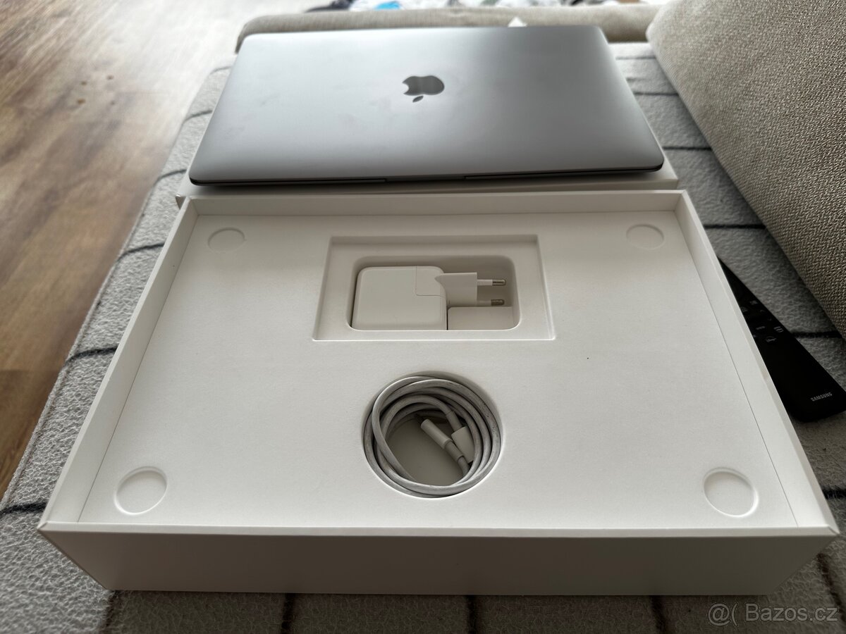 MacBook Air M1 8GB RAM 256SSD.