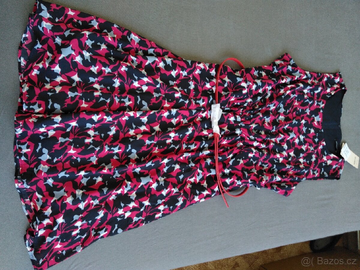 Nové šaty Orsay, 44