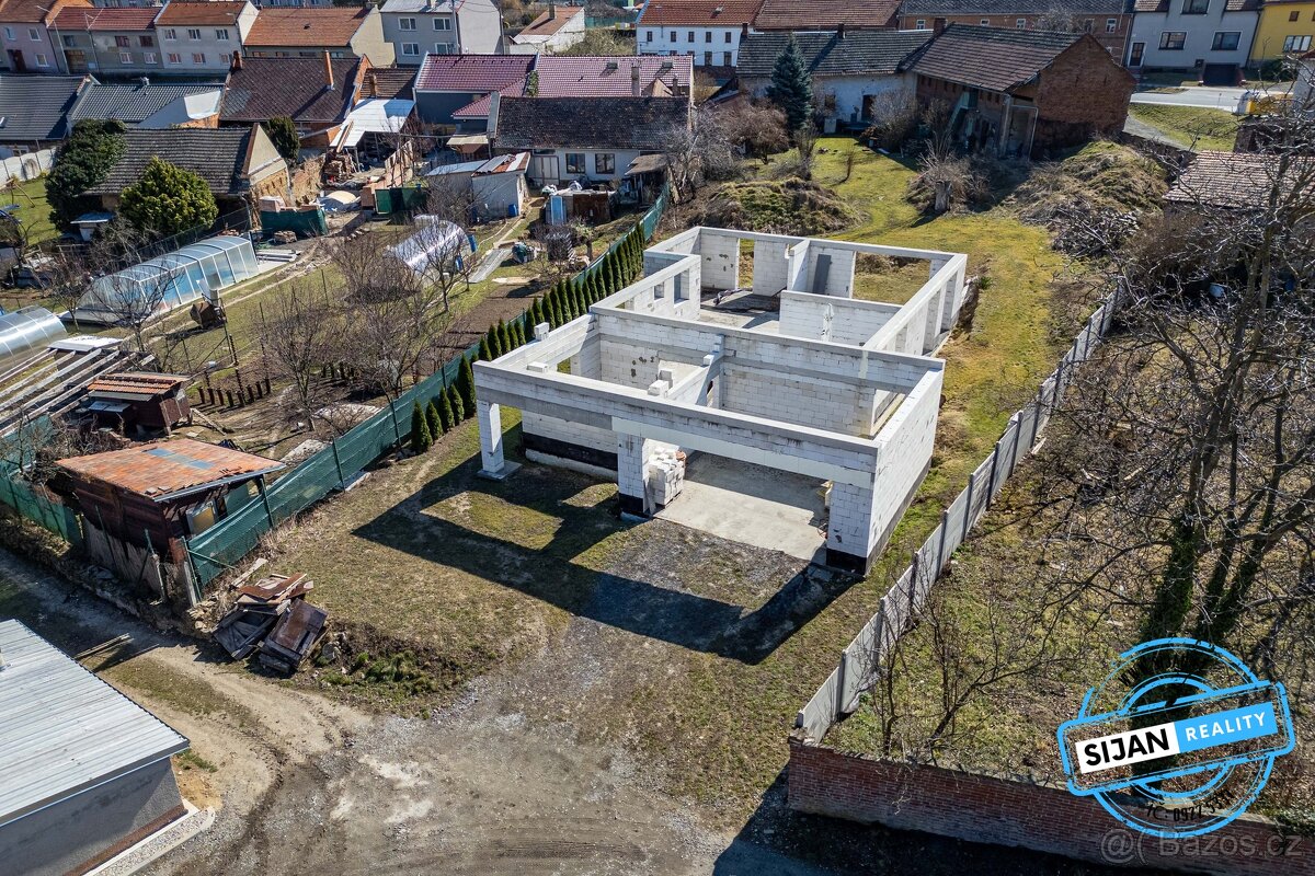 Prodej rozestavěného domu, pozemek 1 236 m2 - Určice
