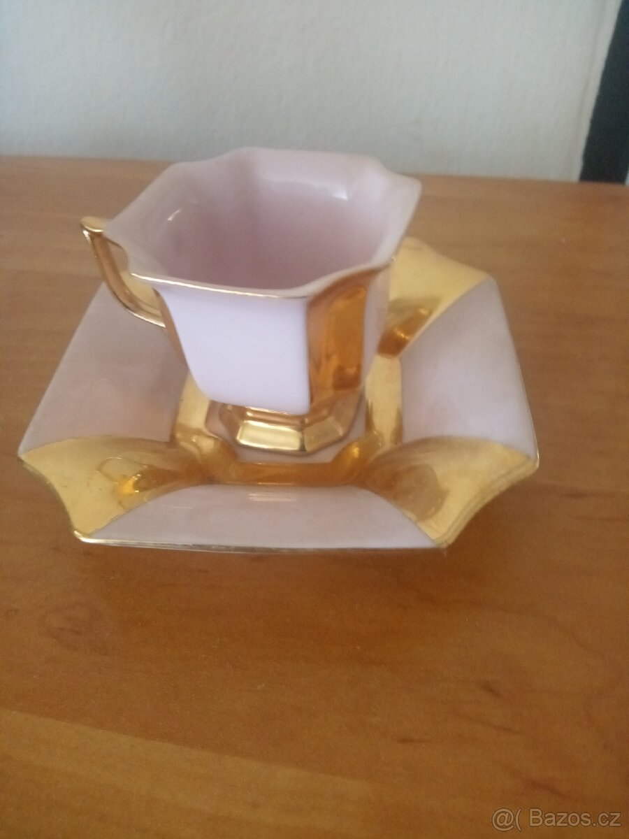 Porcelánový podšálek