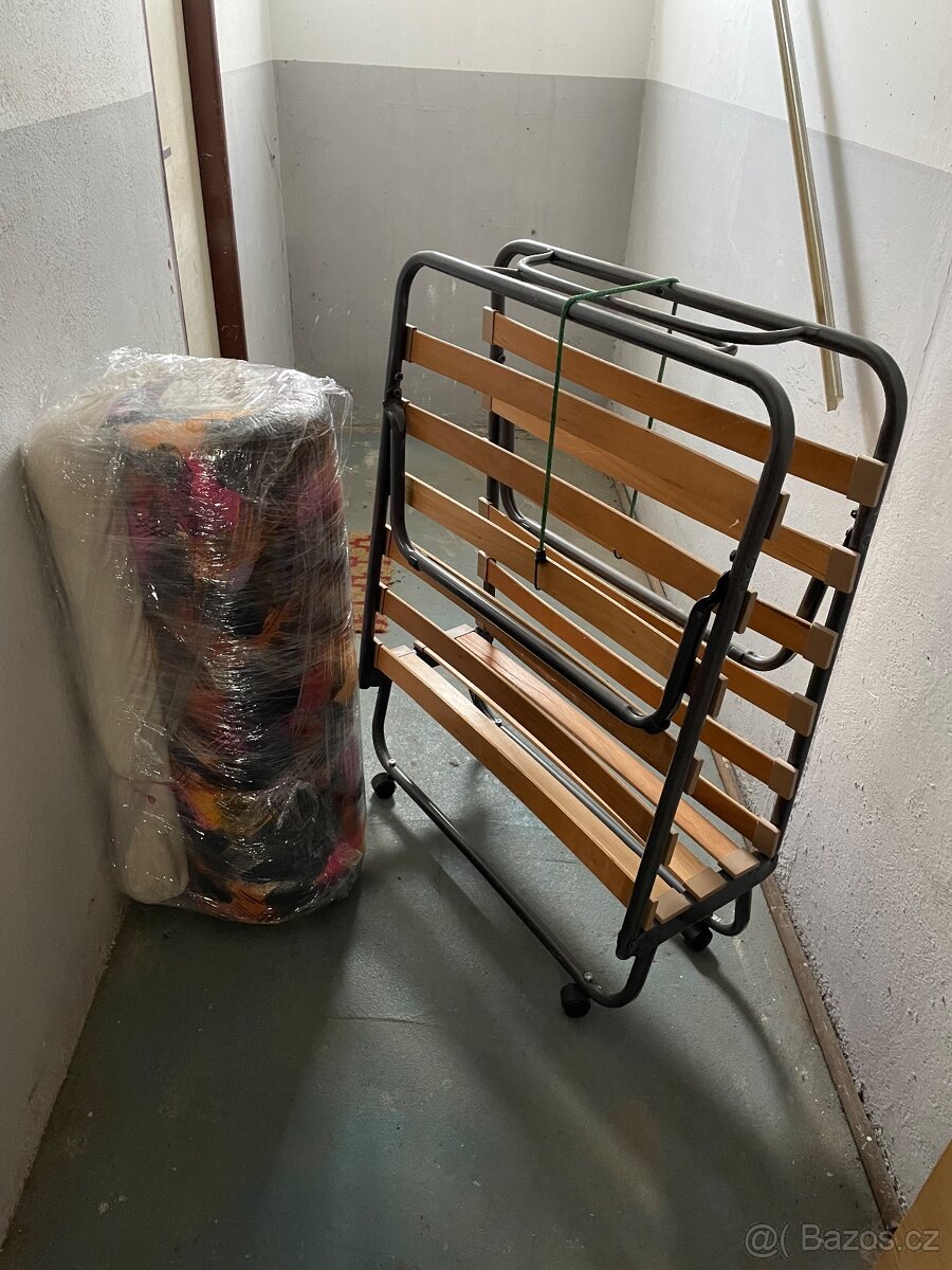 Skládací postel na kolečkách včetně matrace