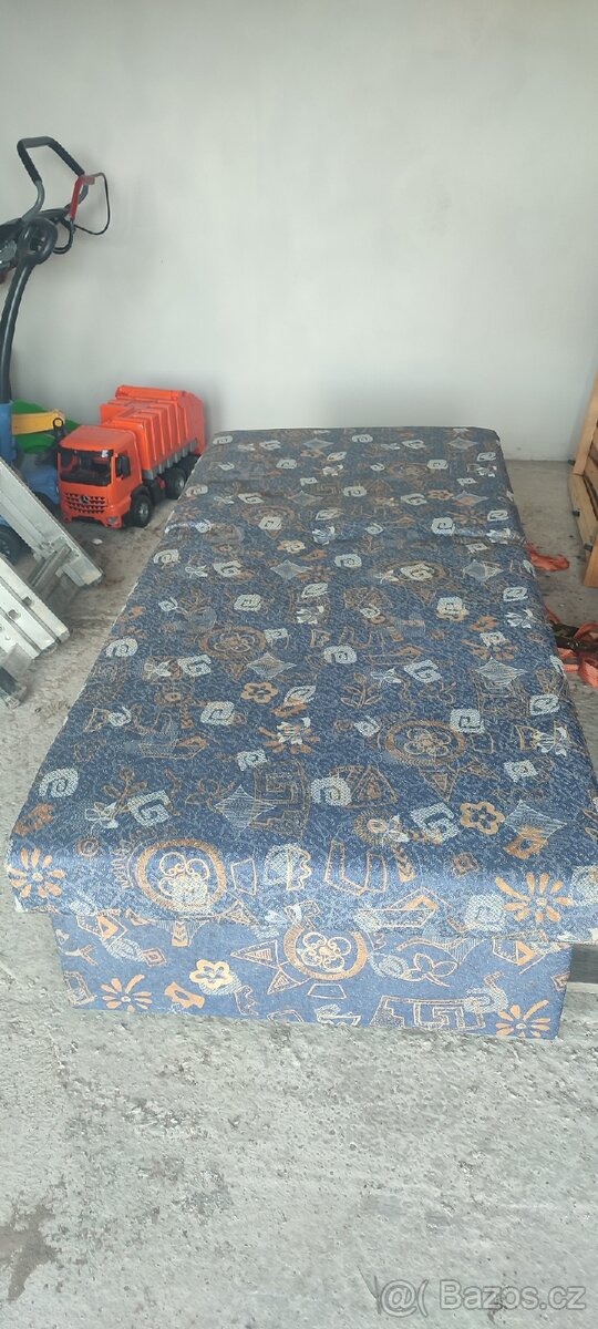 Válenda s úložným prostorem