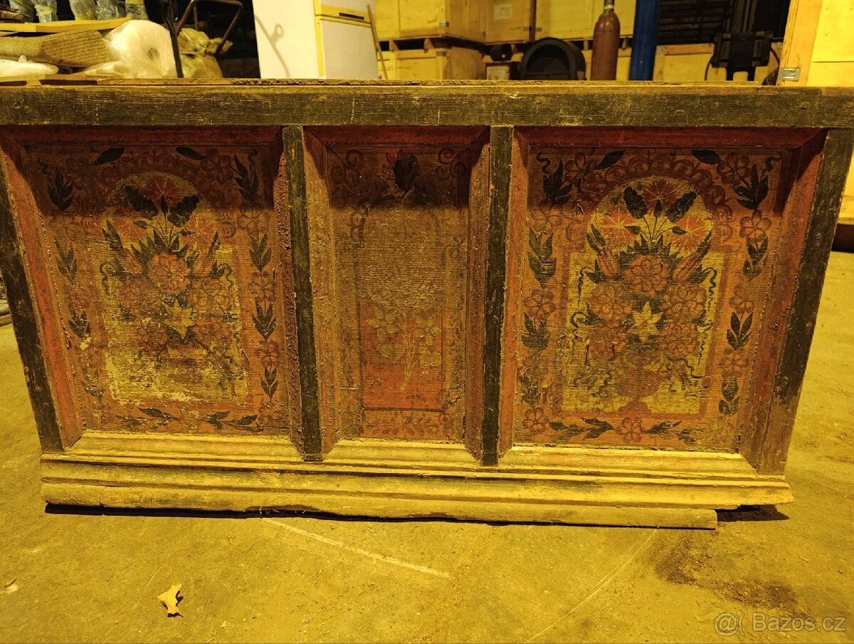 Historická malovaná truhla