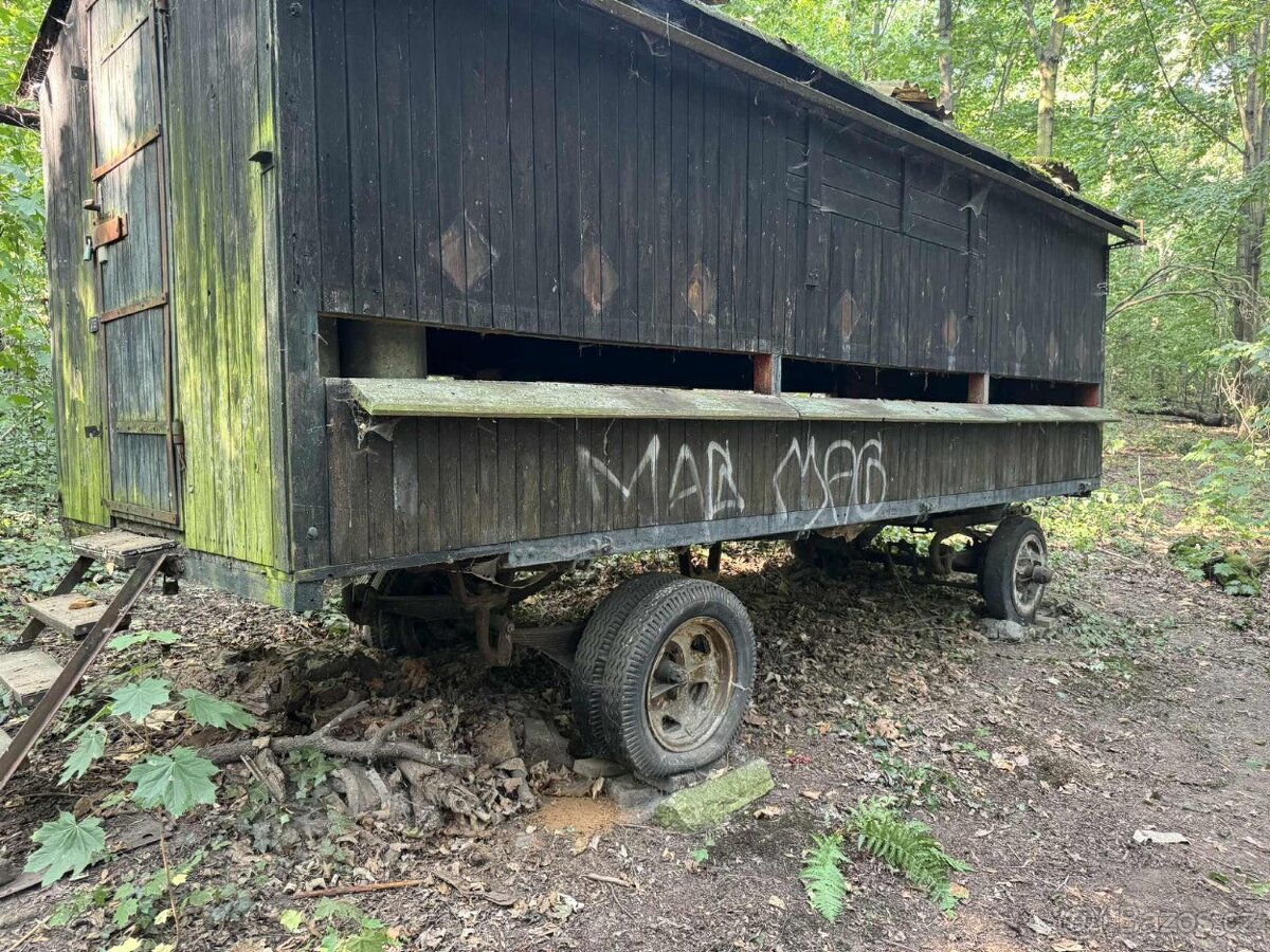 Včelín / maringotka - spěchá