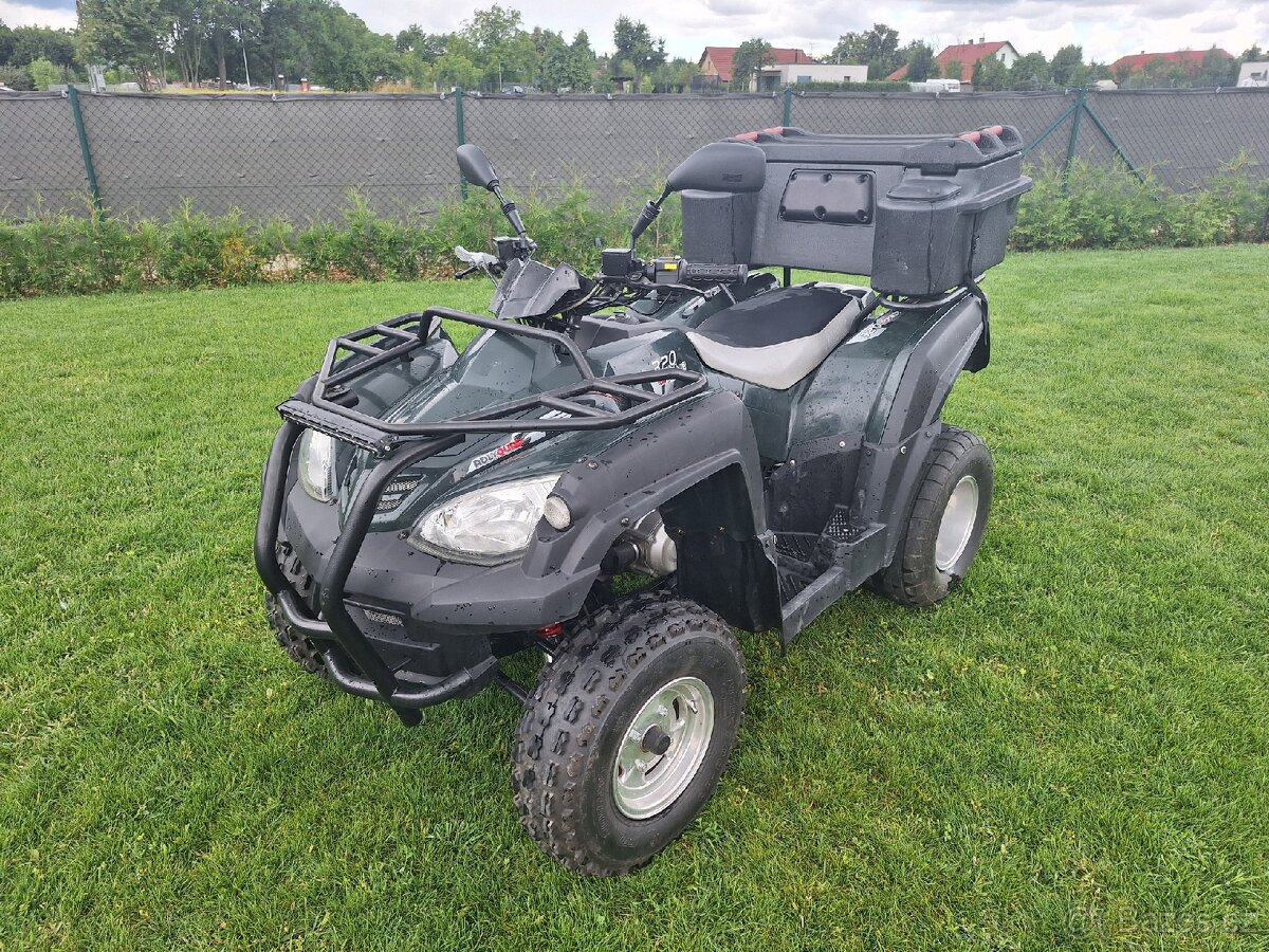 ADLY 320. ČTYŘKOLKA