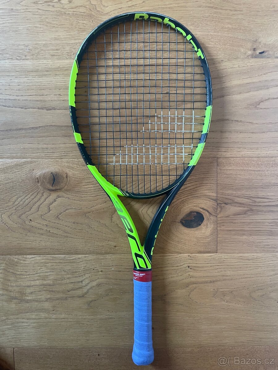 Tenisová raketa značky Babolat