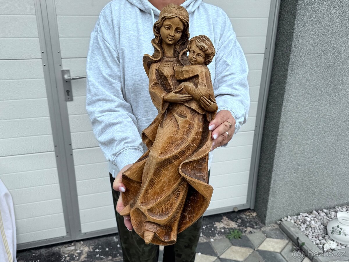 Velká dřevená socha Panna Marie značená řezbářem