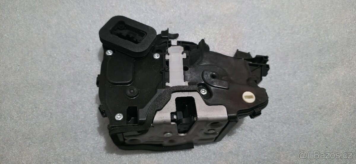 Prodám pravý přední zámek dveří.