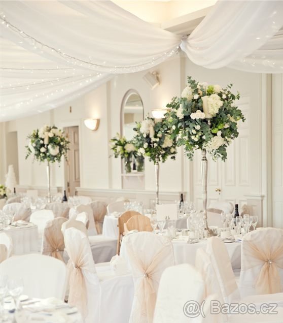 Luxusní bílé svatební návleky na židle a doplňky