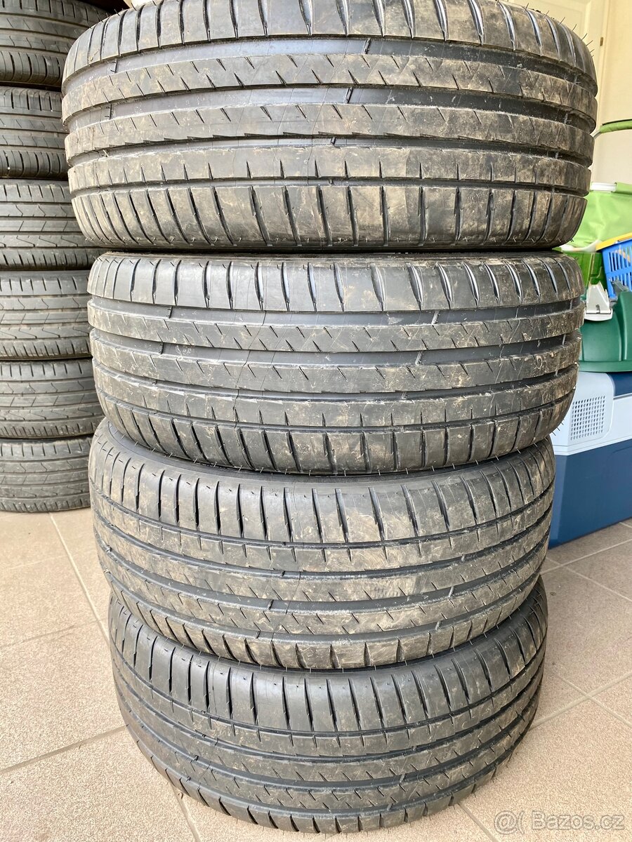 4 letní téměř nové pneu - Michelin Pilot Sport4 235/45 CR 18